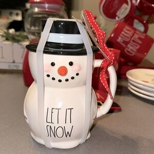 Rae Dunn LET IT SNOW snowman mug with topper. NWT